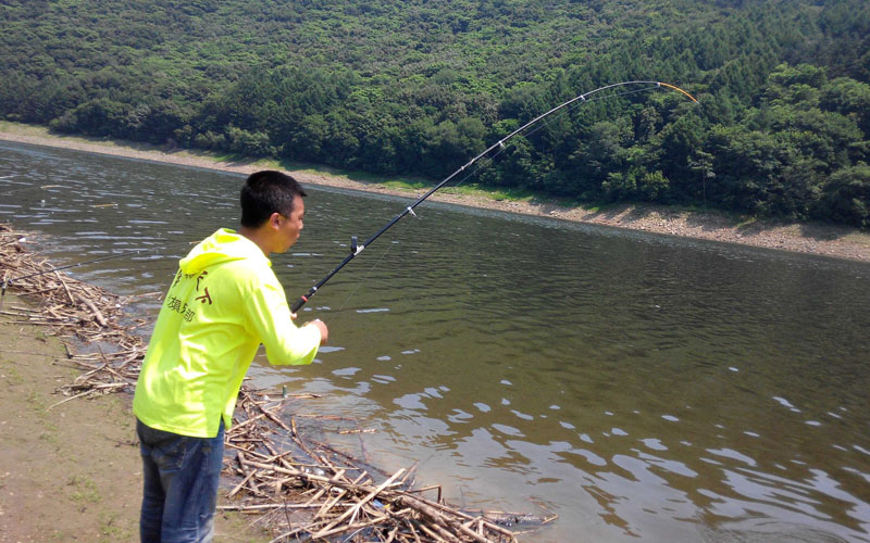 榛子岭水库各种鱼连爆-鲤鱼黑鱼黄颡鱼爆护 钓鱼人