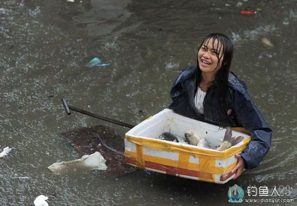 抱着捕捉的鱼满脸笑容