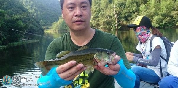 路亚夏季野钓去钓鱼