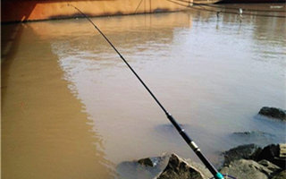 浑水钓鱼的好处和人工制作浑水的技巧 - 钓鱼人