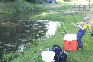 萌萌哒小萝莉在爸爸的指导下钓起大鲶鱼 [视频]