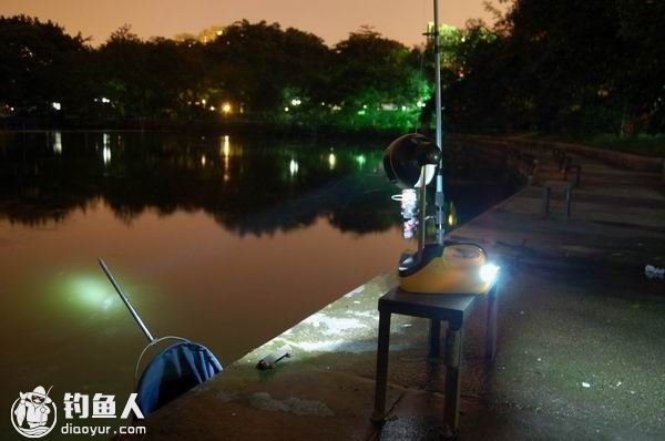 夏末初秋野外夜钓鲫鱼的钓具配置和用饵技巧