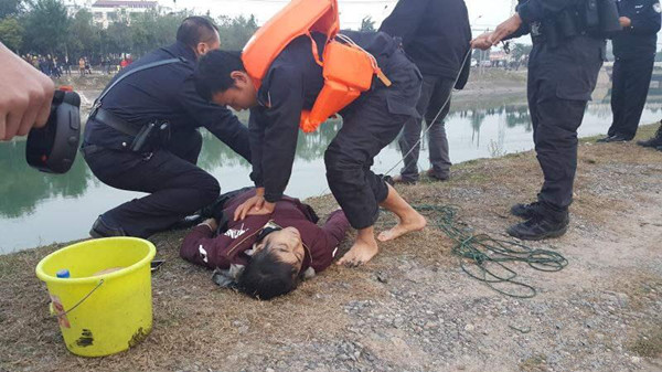 荆门两男子钓鱼失足落水 警务站快速救援未能