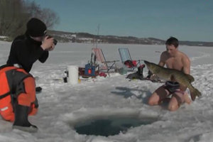 冰天雪地跳入冰窟活捉狗鱼，小伙实在彪悍 [视频]