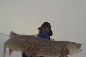 儿子带老爸去冰钓 老爸第一次就钓上大狗鱼 [视频]