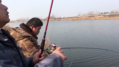 宝峰钓鱼 冬季打抛竿还是用自己绑的串钩好用 [视频]