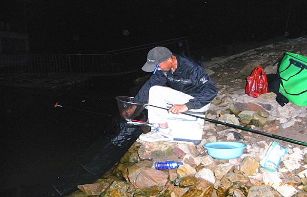 潼湖夜钓渔事-钓获鲫鱼翘嘴[鱼我逗逗] - 钓鱼人