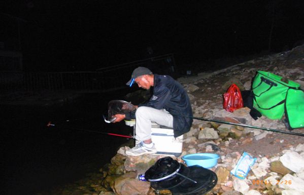 潼湖夜钓渔事-钓获鲫鱼翘嘴[鱼我逗逗] - 钓鱼人