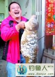 广东丰顺一钓友钓到28斤野生大鲤鱼[奇闻]