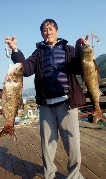 早春万峰湖解毒瘾 筏钓罗飞和大鲢鳙