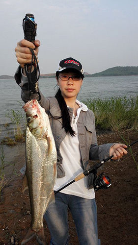 美女同行激战鄱阳湖路亚收获米级大翘嘴