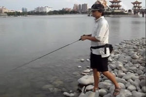 路亚软虫饵的Z字型操法介绍及示范 [视频]