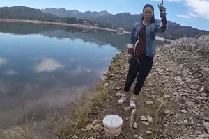 秋季水库浅滩亮片路亚马口连竿爆拉 [视频]