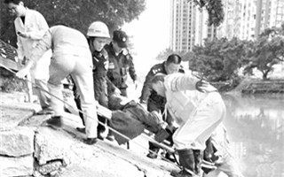 晋安依伯钓鱼摔下3米河岸 头破血流众人急救