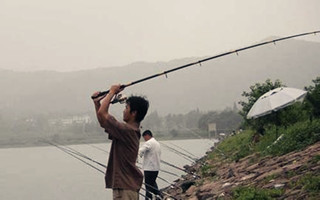 浅析海竿中鱼后脱钩跑鱼的原因