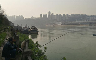 禁渔首日 仍有人在江边钓鱼