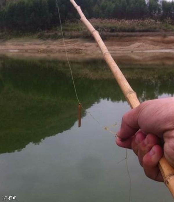 乡下钓鱼用草帽丝线当鱼线，银针当鱼钩