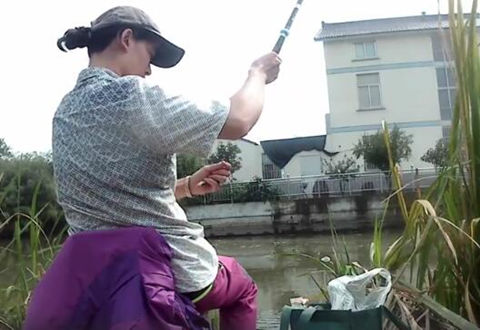 钓鱼实战（五十九）美女野钓玩转双竿  连飞鲫鱼 [视频]