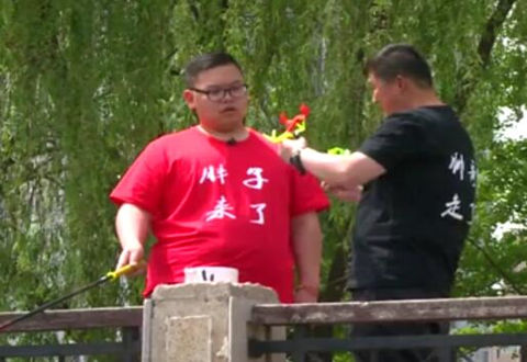 搂宝儿二人组 今年火遍大桥南北的桥钓抱竿器就在这里 [视频]