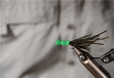 毛钩绑制教程：用孔雀丝打造孔雀尾草 09 [视频]