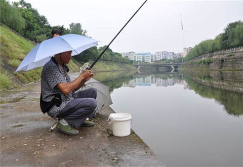 下雨天到底适不适合钓鱼？