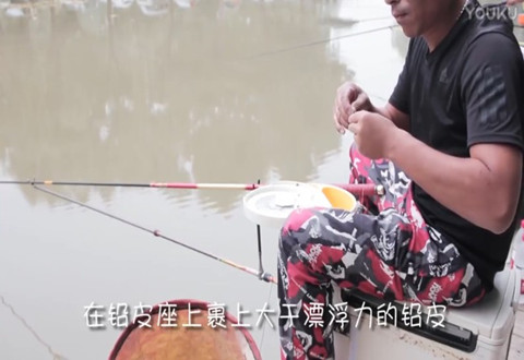 钓上一条鱼, 连狗都害怕 钓鱼人在同伴的怂恿下悲剧连连 [视频]
