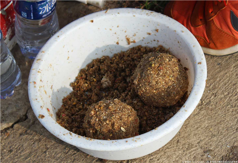 夏季打窝钓鱼，绝对少不了这款快速诱鱼聚鱼的窝料配方