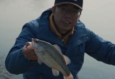 张超路亚 和小姐姐比赛钓鲈鱼 [视频]