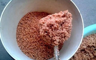 钓友分享鲫鲤鱼的秘方窝饵制作详解